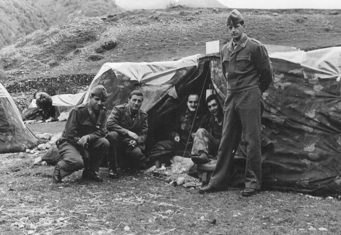 CAMPO INVERNALE A MONTE MONACO-Loc.Foce - 9.5.66 Sotto il nevischio - Inquilini da SX -P.Lissia,T.Di Pippa,A.Giusti, C.Ventaglio,M.Valeriani